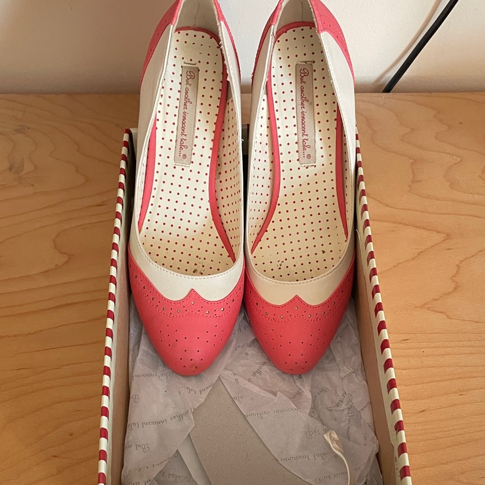 B.A.I.T. Vintage style pink and cream spectator pumps size 7.5 GUC